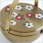 compact in the form of a flower basket 